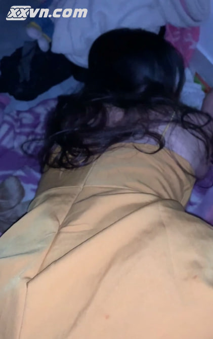 doggy em còn chưa kịp cởi váy